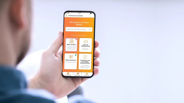 Smartphone mit Krankenhaus Patientenportal App Oberfläche von PLANFOX