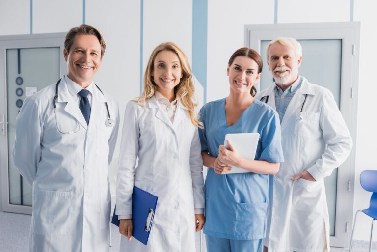 Wir digitalisieren Ihre Krankenhaus-Prozesse 10 hospital staff Krankenhausdigitalisierung und eHealth Lösungen wie z.B. Patientenportal und andere digital Health Software